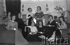 1943-1946, Wielka Brytania.
Grupa kobiet podczas tradycyjnej popołudniowej herbatki.
Fot. Zenon Brejwo, zbiory Ośrodka KARTA