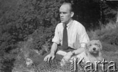 1943-1946, Wielka Brytania. 
Sierżant Zenon Brejwo, sanitariusz ze Stacji Faldingworth z psem na łonie natury.
Fot. NN, zbiory Ośrodka KARTA