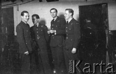 1943, Ingham, Wielka Brytania. 
Grupa lotników z 300 Dywizjonu podczas jednego z wieczorków towarzyskich.
Fot. Zenon Brejwo, zbiory Ośrodka KARTA