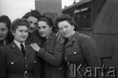1944-1946, Faldingworth, Wielka Brytania. 
Grupa ochotniczek WAAF (Pomocniczej Lotniczej Służby Kobiet) z personelu medycznego Stacji Faldingworth.
Fot. Zenon Brejwo, zbiory Ośrodka KARTA