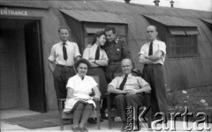 1944-1946, Faldingworth, Wielka Brytania. 
Członkowie Sekcji Medycznej Stacji Faldingworth. Pierwszy z prawej w fotelu kpt. Kornel Wiszniewski, dowódca Sekcji. Pierwszy z prawej stoi sanitariusz sierżant Zenon Brejwo.
Fot. NN, zbiory Ośrodka KARTA