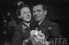 31.12.1943, Ingham, Wielka Brytania. 
Kapitan pilot z 300 Dywizjonu w tańcu podczas zabawy sylwestrowej.
Fot. Zenon Brejwo, zbiory Ośrodka KARTA