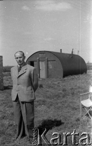 1944-1946, Faldingworth, Wielka Brytania. 
Mężczyzna w cywilnym ubraniu pozuje do zdjęcia na tle jednego z baraków mieszkalnych Stacji Faldingworth.
Fot. Zenon Brejwo, zbiory Ośrodka KARTA