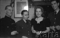 31.12.1943, Ingham, Wielka Brytania. 
Oficerowie nawigatorzy (podporucznik - pierwszy z prawej i porucznik – drugi od lewej) pozują do zdjęcia z zaproszonymi gośćmi podczas zabawy sylwestrowej.
Fot. Zenon Brejwo, zbiory Ośrodka KARTA