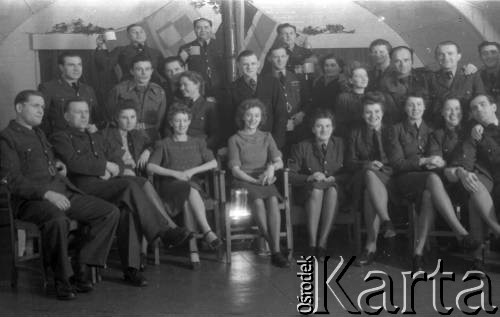 1944-1946, Faldingworth. Wielka Brytania. 
Członkowie personelu naziemnego Stacji Faldingworth pozują do podczas zdjęcia z ochotniczkami WAAF (Pomocniczej Lotniczej Służby Kobiet) i zaproszonym gośćmi podczas jednego z wieczorków towarzyskich w mesie podoficerskiej Stacji Faldingworth.
Fot. Zenon Brejwo, zbiory Ośrodka KARTA
