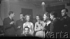 31.12.1943, Ingham, Wielka Brytania. 
Lotnicy 300 Dywizjonu oraz zaproszeni goście podczas zabawy sylwestrowej.
Fot. Zenon Brejwo, zbiory Ośrodka KARTA