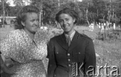 1943-1946, Wielka Brytania. 
Ochotniczka WAAF (Pomocniczej Lotniczej Służby Kobiet) stoi z prawej strony.
Fot. Zenon Brejwo, zbiory Ośrodka KARTA