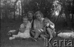 1943-1946, Wielka Brytania. 
Kobiety z dziećmi.
Fot. Zenon Brejwo, zbiory Ośrodka KARTA