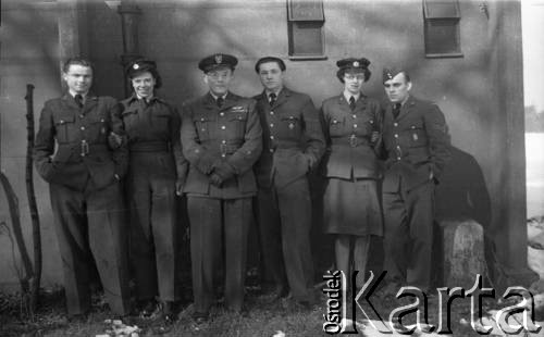 1943, Ingham, Wielka Brytania. 
Grupa członków personelu medycznego 300 Dywizjonu wraz z ochotniczkami WAAF (Pomocniczej Lotniczej Służby Kobiet). Trzeci od lewej - niezidentyfikowany porucznik lekarz z odznaką lotniczej służby zdrowia na kieszeni munduru. Pierwszy z prawej - sierżant sanitariusz (jeszcze w stopniu plutonowego) Zenon Brejwo.
Fot. NN, zbiory Ośrodka KARTA