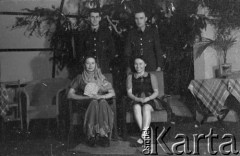 1943, Ingham, Wielka Brytania.
Lotnicy z personelu naziemnego Pposlich Sił Powietrznych z partnerkami podczas jednego z wieczorków towarzyskich.
Fot. Zenon Brejwo, zbiory Ośrodka KARTA