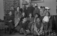 1943-1946, Wielka Brytania. 
Grupa członków personelu naziemnego Polskich Sił Powietrznych pozuje do fotografii podczas spotkania towarzyskiego prawdopodobnie w jednym z prywatnych domów.
Fot. Zenon Brejwo, zbiory Ośrodka KARTA