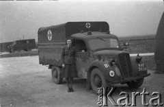 1944-1946, Faldingworth, Wielka Brytania.
Ochotniczka WAAF (Pomocniczej Lotniczej Służby Kobiet) pozuje do zdjęcia przy ambulansie używanym do przewozu rannych.
Fot. Zenon Brejwo, zbiory Ośrodka KARTA