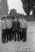 Po 1945, Polska. 
Grupa szeregowych funkcjonariuszy milicji wraz z oficerem w stopniu kapitana.
Fot. Zenon Brejwo, zbiory Ośrodka KARTA