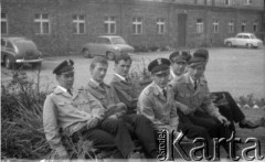 Po 1945, Polska. 
Grupa szeregowych funkcjonariuszy milicji odpoczywa na ławce.
Fot. Zenon Brejwo, zbiory Ośrodka KARTA