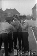 Po 1945, Polska. 
Grupa niezidentyfikowanych szeregowych funkcjonariuszy milicji wspólnie zapalających papierosy.
Fot. Zenon Brejwo, zbiory Ośrodka KARTA