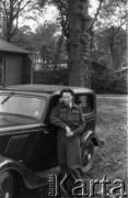 1943-1946, Wielka Brytania. 
Ochotniczka WAAF (Pomocniczej Lotniczej Służby Kobiet) pozuje do zdjęcia przy samochodzie.
Fot. Zenon Brejwo, zbiory Ośrodka KARTA