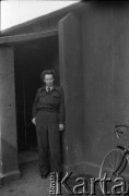 1943-1946, Wielka Brytania. 
Ochotniczka WAAF (Pomocniczej Lotniczej Służby Kobiet) pozuje do zdjęcia.
Fot. Zenon Brejwo, zbiory Ośrodka KARTA