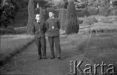 1943-1946, Wielka Brytania. 
Z lewej sierżant Zenon Brejwo, sanitariusz ze Stacji Faldingworth na spacerze z kolegą z personelu naziemnego Polskich Sił Powietrznych.
Fot. NN, zbiory Ośrodka KARTA