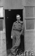 1943-1946, Wielka Brytania. 
Lotnik z personelu naziemnego Polskich Sił Powietrznych przed wejściem do budynku.
Fot. Zenon Brejwo, zbiory Ośrodka KARTA