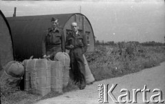 1944-1946, Faldingworth, Wielka Brytania. 
Sierż. Zenon Brejwo, sanitariusz ze Stacji Faldingworth z kolegą przy paczkach, prawdopodobnie zawierających rzeczy osobiste lotnika o nazwisku Adamski.
Fot. NN, zbiory Ośrodka KARTA
