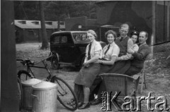 1943-1946, Wielka Brytania.
Grupa ochotniczek WAAF (Pomocniczej Lotniczej Służby Kobiet) pozuje do zdjęcia wraz z kolegami z personelu naziemnego Polskich Sił Powietrznych po służbie.
Fot. Zenon Brejwo, zbiory Ośrodka KARTA