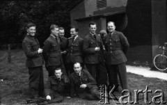 1943-1946, Wielka Brytania. 
Grupa podoficerów z personelu naziemnego Polskich Sił Powietrznych.
Fot. Zenon Brejwo, zbiory Ośrodka KARTA