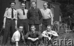1943-1946, Wielka Brytania. 
Grupa członków z personelu naziemnego Polskich Sił Powietrznych pozuje do zdjęcia przy swoich rowerach.
Fot. Zenon Brejwo, zbiory Ośrodka KARTA