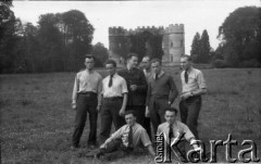 1943-1946, Fillingham, Wielka Brytania. 
Grupa podoficerów z personelu naziemnego Polskich Sił Powietrznych pozuje do zdjęcia na tle zamku Fillingham Castle położonego w pobliżu Ingham.
Fot. Zenon Brejwo, zbiory Ośrodka KARTA