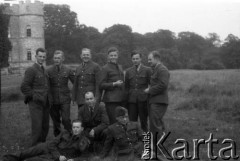 1943-1946, Fillingham, Wielka Brytania. 
Grupa podoficerów z personelu naziemnego Polskich Sił Powietrznych koło na tle zamku Fillingham Castle położonego w pobliżu Ingham.
Fot. Zenon Brejwo, zbiory Ośrodka KARTA