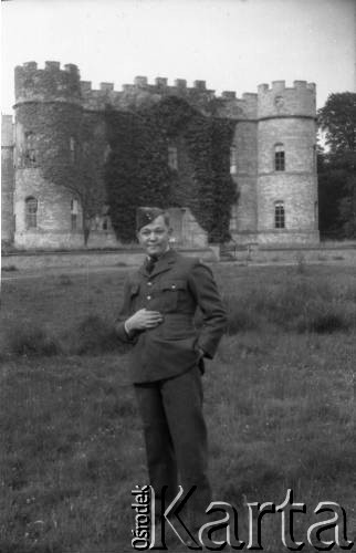 1943-1946, Fillingham, Wielka Brytania. 
Niezidentyfikowany podoficer z personelu naziemnego Polskich Sił Powietrznych pozuje do zdjęcia na tle zamku Fillingham Castle położonego w pobliżu Ingham.
Fot. Zenon Brejwo, zbiory Ośrodka KARTA