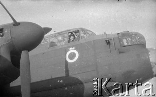 1945, Faldingworth, Wielka Brytania. 
Ciężki bombowiec typu Avro Lancaster z 300 Dywizjonu bombowego. Zwraca uwagę usunięte uzbrojenie z przedniej wieżyczki strzeleckiej, co wskazuje na to, ze zdjęcie zostało wykonane już po wojnie.
Fot. Zenon Brejwo, zbiory Ośrodka KARTA