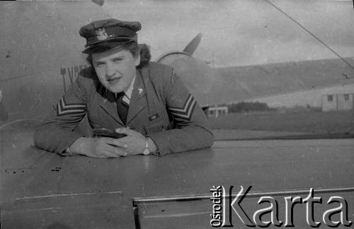 1945, Faldingworth, Wielka Brytania. 
Ochotniczka WAAF (Pomocniczej Lotniczej Służby Kobiet) z personelu medycznego w stopniu brytyjskiego Corporala pozuje przy samolocie typu Avro Anson.
Fot. Zenon Brejwo, zbiory Ośrodka KARTA