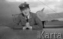 1945, Faldingworth, Wielka Brytania. 
Ochotniczka WAAF (Pomocniczej Lotniczej Służby Kobiet) sfotografowana przy samolocie typu Avro Anson.
Fot. Zenon Brejwo, zbiory Ośrodka KARTA