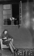 1943-1946, Wielka Brytania. 
Oficer WAAF (Pomocniczej Lotniczej Służby Kobiet) podczas lektury.
Fot. Zenon Brejwo, zbiory Ośrodka KARTA