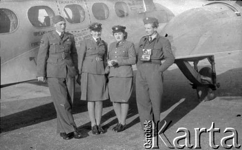 1945, Faldingworth, Wielka Brytania. 
Ochotniczki WAAF (Pomocniczej Lotniczej Służby Kobiet) wraz członkami personelu naziemnego przy samolocie typu Avro Anson.
Fot. Zenon Brejwo, zbiory Ośrodka KARTA