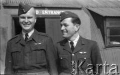 1944-1946, Faldingworth, Wielka Brytania. 
Z lewej strony – kpt. Kornel Wiszniewski (Dowódca Sekcji Medycznej Stacji Faldingworth). Obok niego niezidentyfikowany porucznik lekarz. 
Fot. Zenon Brejwo, zbiory Ośrodka KARTA