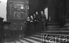 1943-1946, Manchester, Wielka Brytania. 
Sierżant Zenon Brejwo sanitariusz ze Stacji Faldingworth (pierwszy z prawej) z kolegami z personelu latającego Polskich Sił Powietrznych i zaprzyjaźnionymi marynarzami z Polskiej Marynarki Wojennej przed wejściem do jednego z budynków.
Fot. Zenon Brejwo, zbiory Ośrodka KARTA