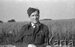 1943-1946, Wielka Brytania. 
Lotnik w stopniu brytyjskiego Flight Sergeanta na łonie natury.
Fot. Zenon Brejwo, zbiory Ośrodka KARTA