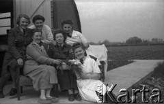 1943-1946, Wielka Brytania. 
Ochotniczki WAAF (Pomocniczej Lotniczej Służby Kobiet) przed wejściem do jednego z baraków.
Fot. Zenon Brejwo, zbiory Ośrodka KARTA