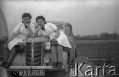1943-1946, Wielka Brytania. 
Ochotniczki WAAF (Pomocniczej Lotniczej Służby Kobiet) z personelu medycznego Polskich Sił Powietrznych pozujące do zdjęcia na masce samochodu.
Fot. Zenon Brejwo, zbiory Ośrodka KARTA