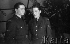 1943, Ingham, Wielka Brytania. 
Niezidentyfikowany kapral z personelu medycznej Stacji Ingham z ochotniczką WAAF (Pomocniczej Lotniczej Służby Kobiet) w stopniu brytyjskiego Corporala podczas jednego z wieczorków tanecznych.
Fot. Zenon Brejwo, zbiory Ośrodka KARTA