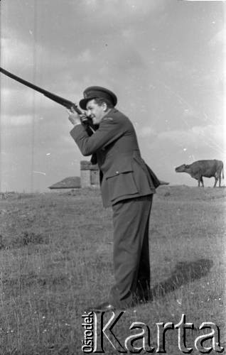1943-1946, Wielka Brytania. 
Lotnik z personelu naziemnego Polskich Sił Powietrznych podczas składania się do strzału do rzutków.
Fot. Zenon Brejwo, zbiory Ośrodka KARTA