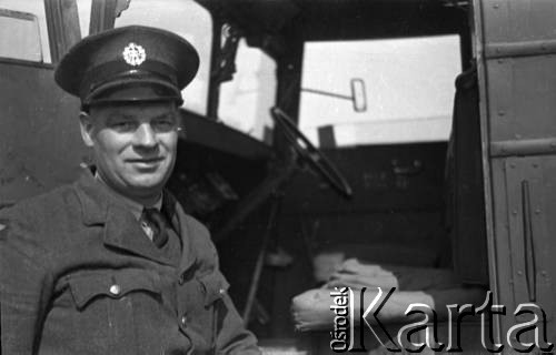 1943-1946, Wielka Brytania. 
Brytyjski kierowca ciężarówki z personelu naziemnego RAF.
Fot. Zenon Brejwo, zbiory Ośrodka KARTA
