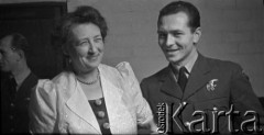 31.12.1943, Ingham, Wielka Brytania. 
Podporucznik nawigator z 300 Dywizjonu z partnerką podczas zabawy sylwestrowej .  
Fot. Zenon Brejwo, zbiory Ośrodka KARTA