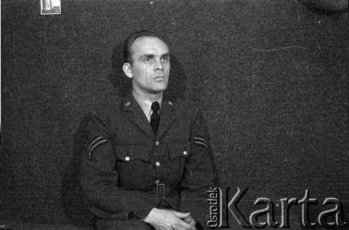 1943, Wielka Brytania. 
Sierżant Zenon Brejwo, sanitariusz z 300 Dywizjonu (jeszcze w stopniu plutonowego) pozuje do zdjęcia.
Fot. NN, zbiory Ośrodka KARTA