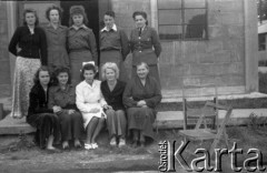 1943-1946, Wielka Brytania. 
Grupa kobiet prawd. z personelu medycznego pozuje do zdjęcia. Zwraca uwagę stojąca pierwsza z prawej ochotniczka WAAF (Pomocniczej Lotniczej Służby Kobiet) z brytyjskim stopniu Corporala z odznaką personelu medycznego RAF na kołnierzu munduru.
Fot. Zenon Brejwo, zbiory Ośrodka KARTA