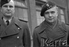 1943-1944, Wielka Brytania. 
Por. Kornel Wiszniewski, dowódca Sekcji Medycznej 300 Dywizjonu (z lewej) z kapitanem Polskich Sił Zbrojnych.
Fot. Zenon Brejwo, zbiory Ośrodka KARTA