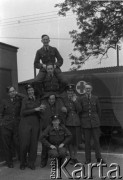 1943-1946, Wielka Brytania. 
Grupa ochotniczek WAAF (Pomocniczej Lotniczej Służby Kobiet) oraz członków personelu naziemnego Polskich Sił Powietrznych pozuje do zdjęcia przy ambulansie.
Fot. Zenon Brejwo, zbiory Ośrodka KARTA
