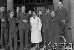 1943, Ingham, Wielka Brytania. 
Grupa personelu medycznego wraz z prawdopodobnie por. Feliksem Olędzkim, dowódcą Sekcji Medycznej 305 Dywizjonu (pośrodku z papierosem).
Fot. Zenon Brejwo, zbiory Ośrodka KARTA