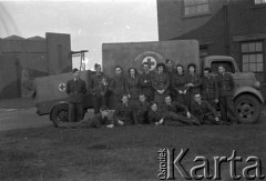 1944-1946, Faldingworth, Wielka Brytania. 
Grupa członków personelu medycznego Stacji Faldingworth oraz ochotniczek WAAF (Pomocniczej Lotniczej Służby Kobiet) pozuje przy ciężarówce Polskiego Czerwonego Krzyża.
Fot. Zenon Brejwo, zbiory Ośrodka KARTA
